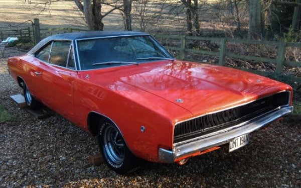 Типичен мускулест автомобил от 60-те. Но носи финес. От изчистената форма на бутилката кока-кола  до елегантния фастбек с дебели колони и скрити фарове. Проектираният от Richard Sia Charger автомобил остава красива легенда.
